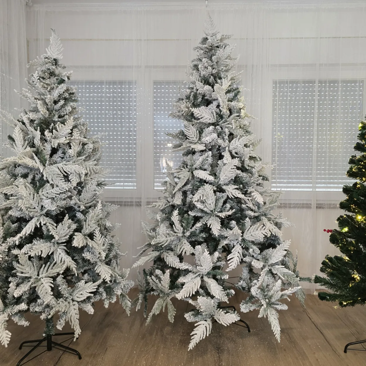 Umjetni bor 210cm - sniježno bijeli